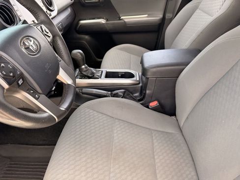 Used 2020 Toyota Tacoma SR5 AWD/4WD image 17