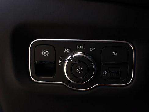 Used 2023 Aston Martin V12 Vantage RWD image 99