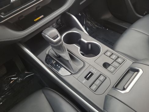 Used 2023 Toyota Highlander XLE image 22