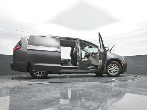 Used 2022 Chrysler Pacifica Touring-L image 53