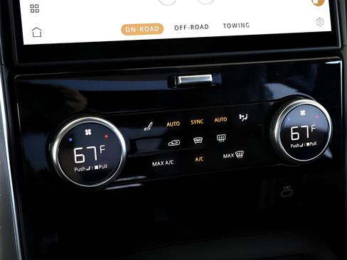 New 2025 Land Rover Discovery Dynamic SE image 28