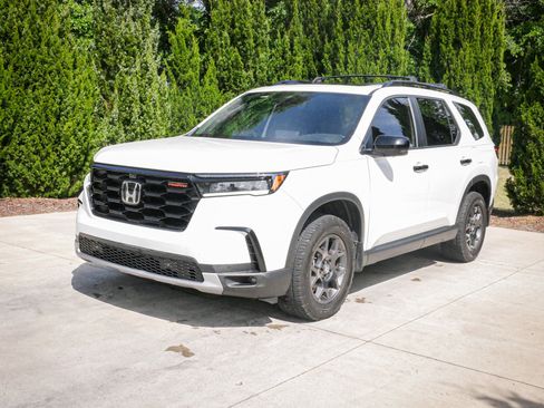 Used 2025 Honda Pilot TrailSport image 5