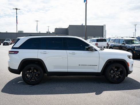 Used 2023 Jeep Grand Cherokee Altitude AWD/4WD image 11