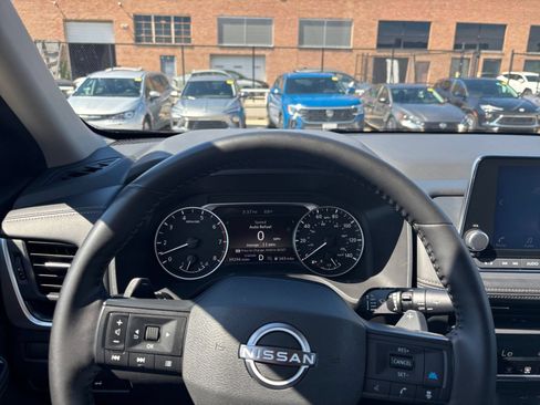 Used 2025 Nissan Rogue SV FWD image 36
