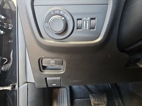 Used 2025 Jeep Grand Cherokee Altitude AWD/4WD image 24