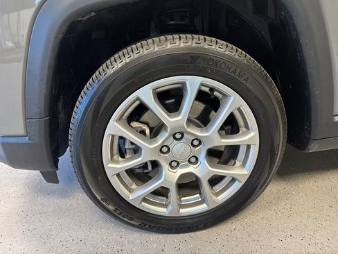 Used 2023 Jeep Compass Latitude AWD/4WD image 3
