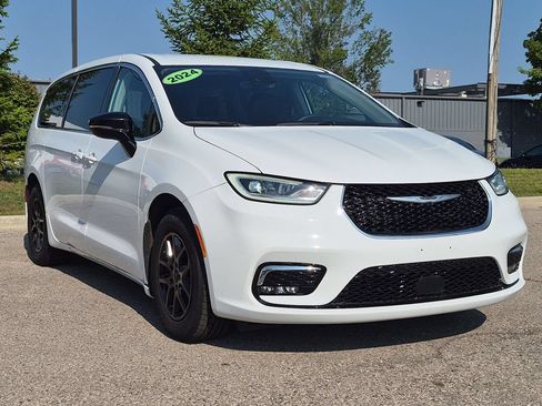 Used 2024 Chrysler Pacifica Touring-L FWD image 7