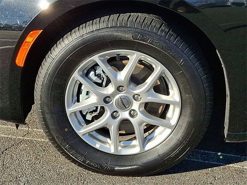 Used 2024 Chrysler Pacifica Touring-L image 29