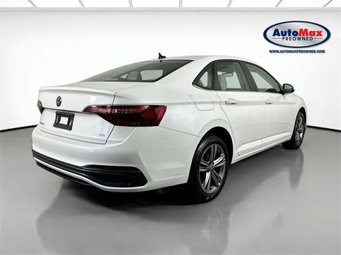 Used 2024 Volkswagen Jetta SE w/ Panoramic Sunroof Package image 2