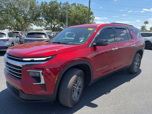 Used 2025 Chevrolet Traverse LT image 3