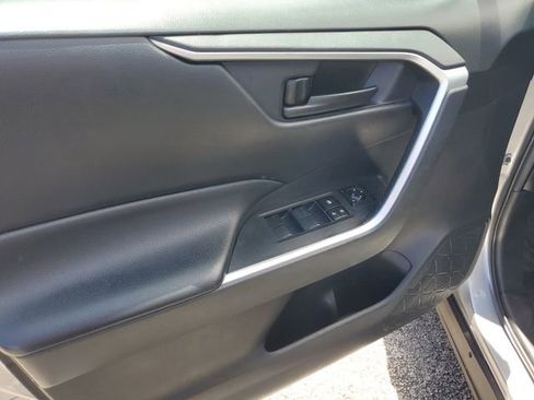 Used 2021 Toyota RAV4 LE FWD image 18