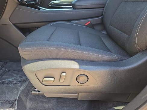 Used 2025 Chevrolet Traverse LT FWD image 24
