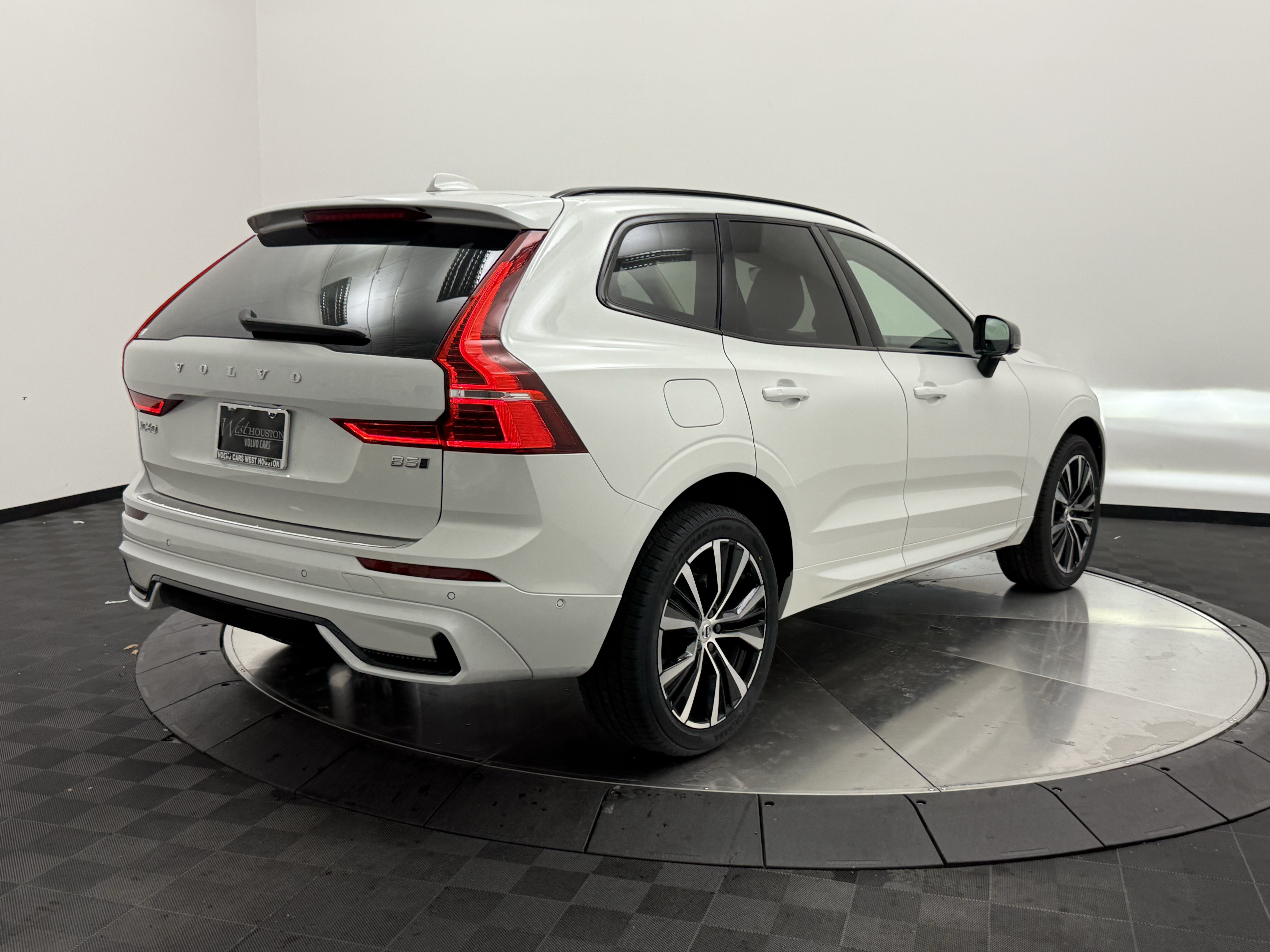 Certified 2024 Volvo XC60 B5 Plus w/ Protection Package Premier AWD/4WD image 7