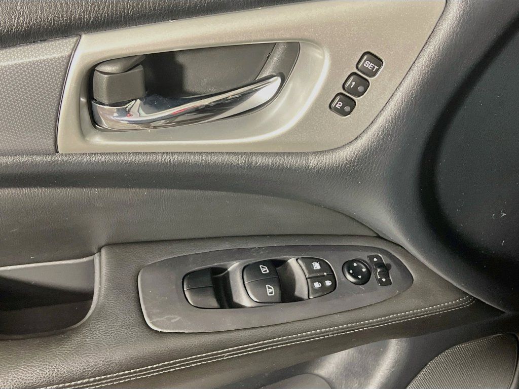 Used 2019 Nissan Pathfinder SL AWD/4WD image 17