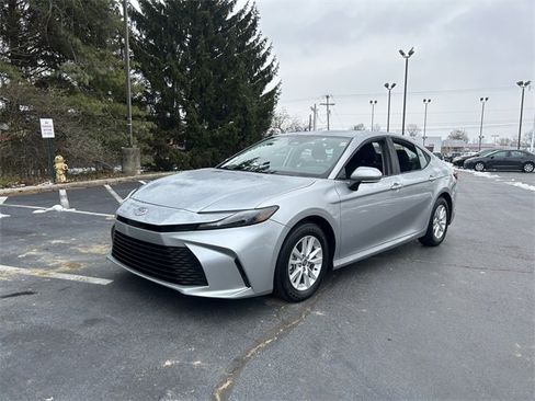 Used 2025 Toyota Camry LE image 30