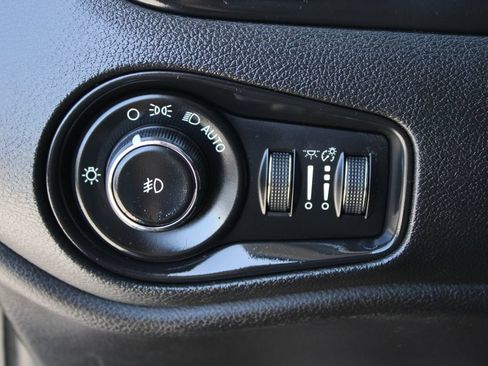 Used 2018 Jeep Renegade Altitude FWD image 26