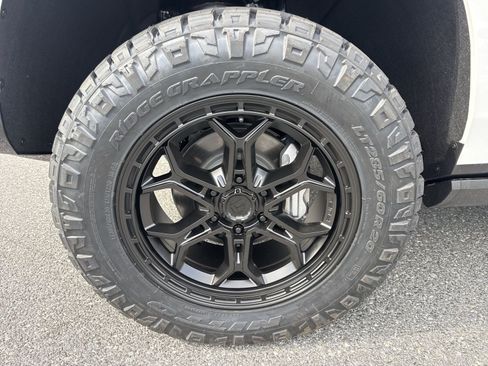 New 2026 GMC Yukon AT4 w/ AT4 Premium Plus Package AWD/4WD image 12