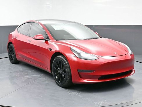 Used 2022 Tesla Model 3 Standard Range image 2