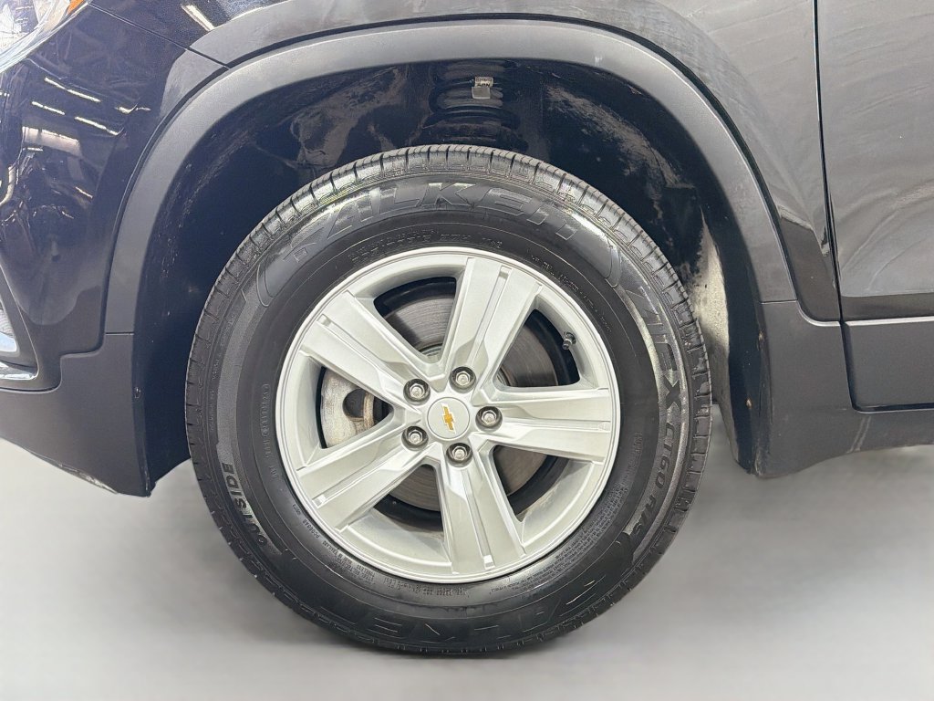 Used 2020 Chevrolet Trax LT w/ LT Convenience Package AWD/4WD image 29