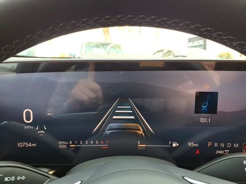 Certified 2025 Buick Envision Avenir image 25