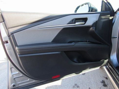 Used 2025 Toyota Camry SE w/ Convenience Package image 9