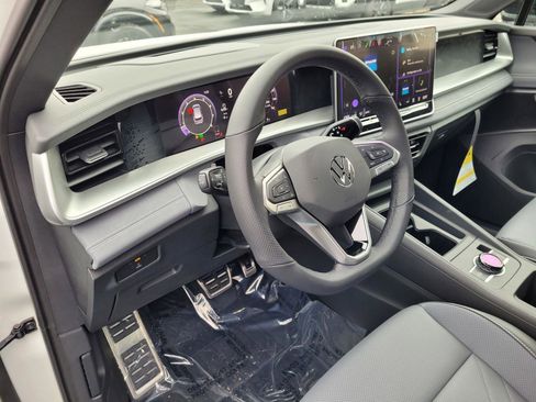 New 2026 Volkswagen Tiguan SE R-Line FWD image 8