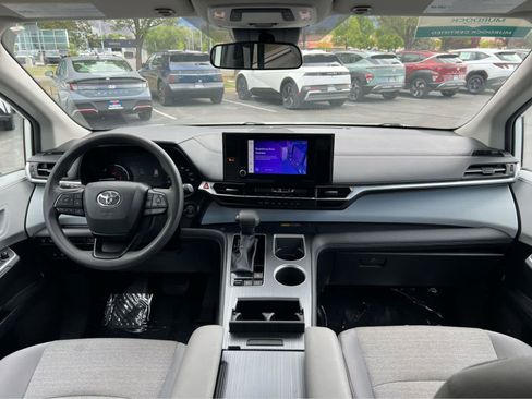 Used 2025 Toyota Sienna LE FWD image 23