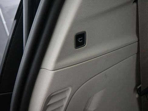 Used 2022 Chrysler Voyager LX image 43