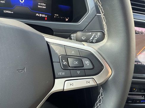 Used 2022 Volkswagen Tiguan SE image 32