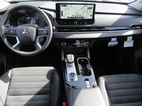 New 2025 Mitsubishi Outlander SE image 10