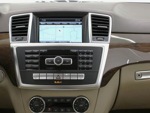 Used 2016 Mercedes-Benz GL 450 4MATIC w/ Premium I Package image 57