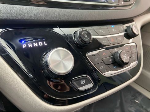 Used 2024 Chrysler Pacifica Touring-L FWD image 33