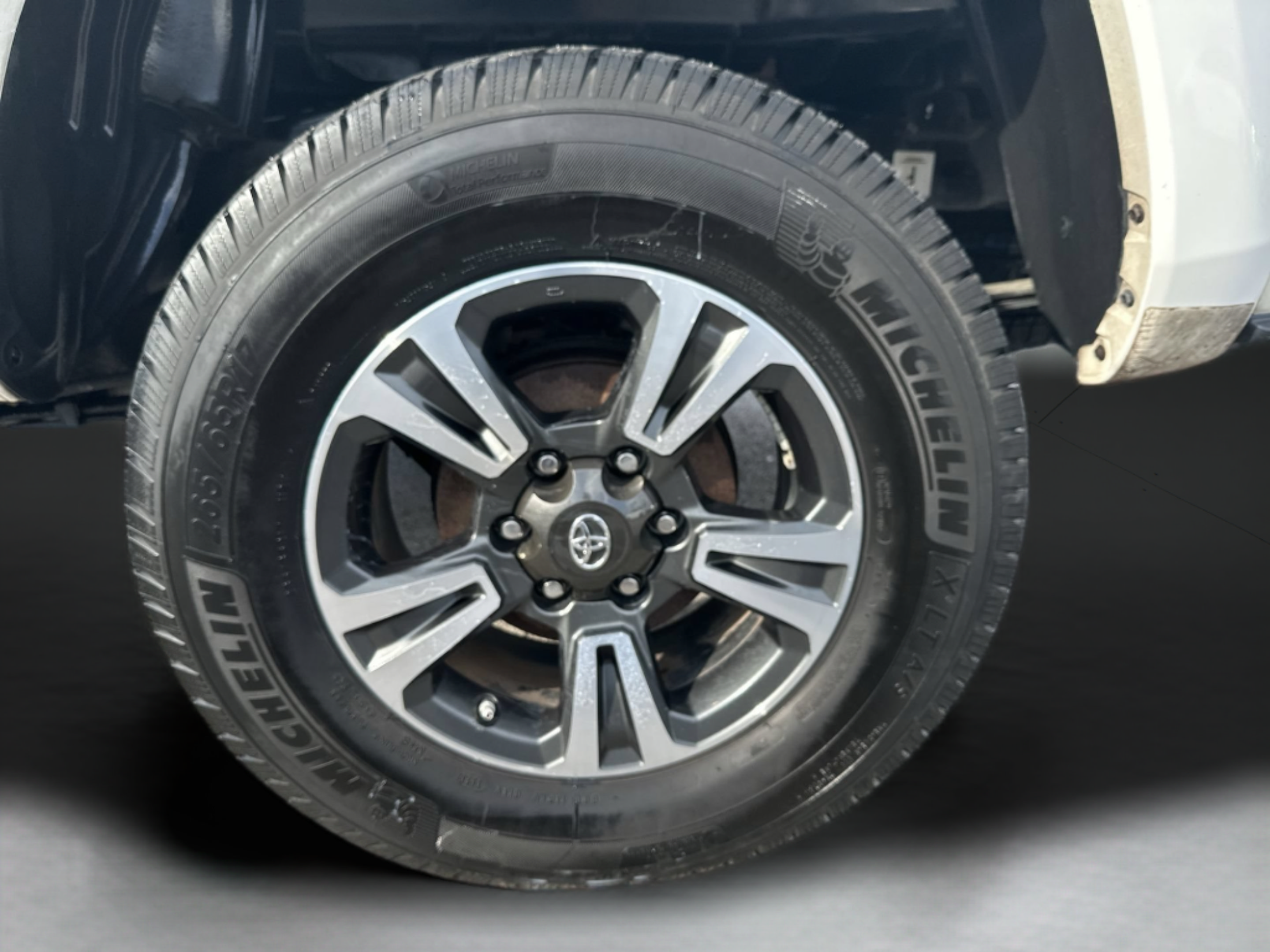 Used 2017 Toyota Tacoma TRD Sport w/ Tow Package (A/T) AWD/4WD image 29
