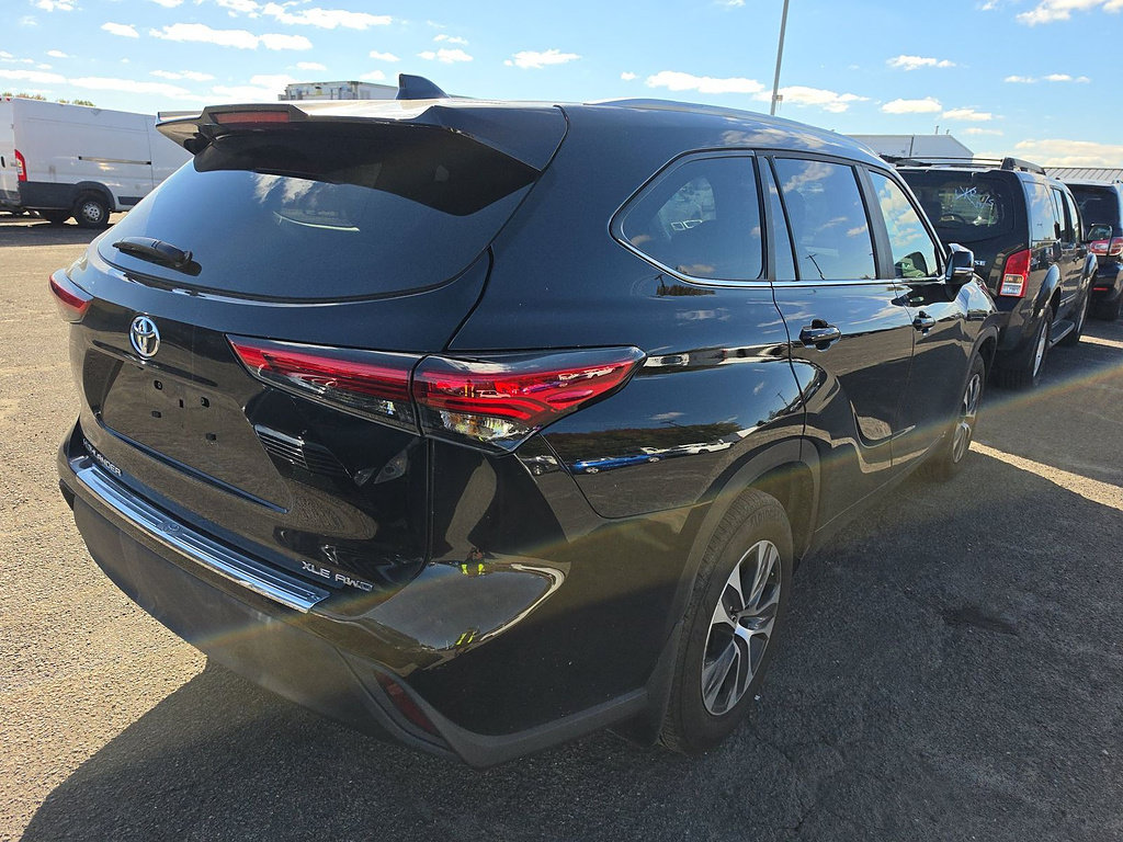 Used 2023 Toyota Highlander XLE AWD/4WD image 2