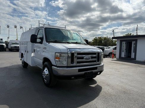 Used 2013 Ford E-350 and Econoline 350 Super Duty w/ Class I Trailer Tow Pkg image 3
