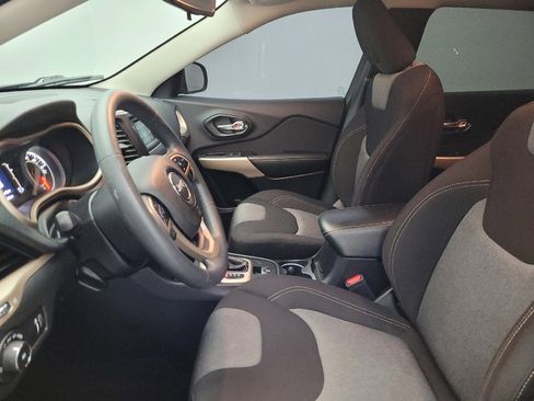 Used 2018 Jeep Cherokee Latitude w/ Safety Group image 17