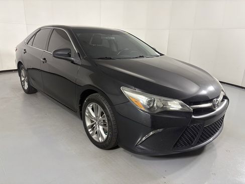 Used 2016 Toyota Camry SE image 2