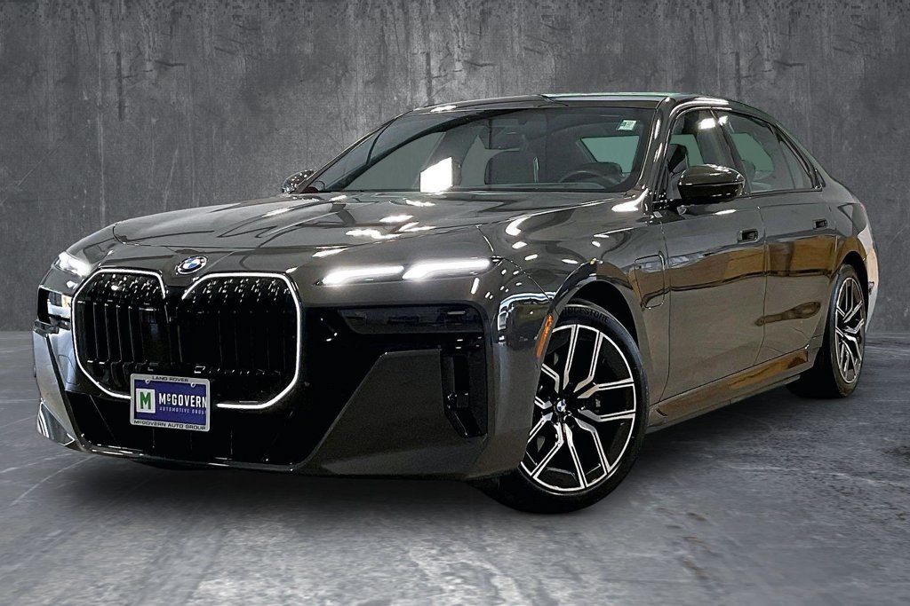 Used 2026 BMW 750e xDrive AWD/4WD image 1