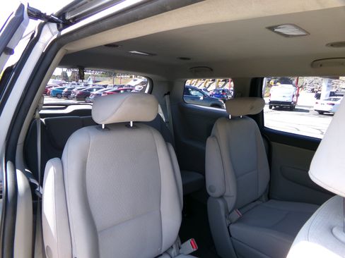 Used 2018 Kia Sedona L image 23