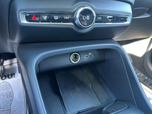 Used 2024 Volvo XC40 B5 Core image 41