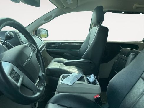Used 2014 Chrysler Town & Country Touring-L w/ Driver Convenience Group FWD image 9
