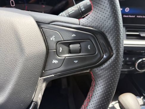 Used 2025 Chevrolet Trax RS FWD image 21