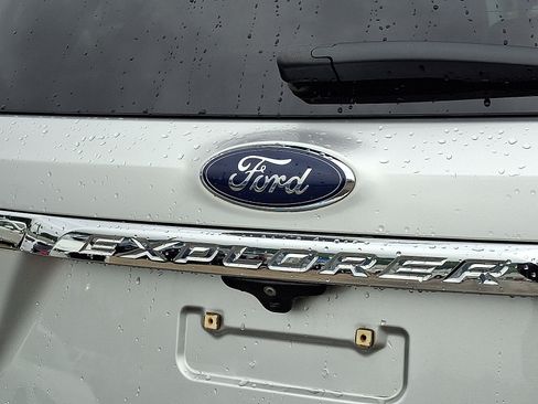 Used 2018 Ford Explorer XLT w/ Equipment Group 202A AWD/4WD image 30