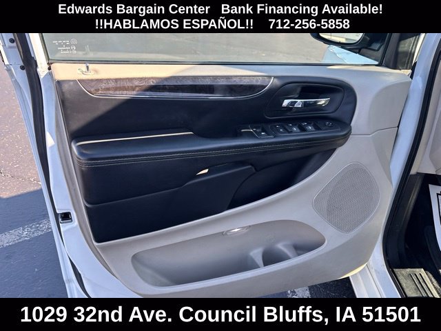 Used 2016 Chrysler Town & Country Touring FWD image 13