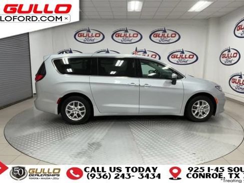 Used 2023 Chrysler Pacifica Touring-L FWD image 9