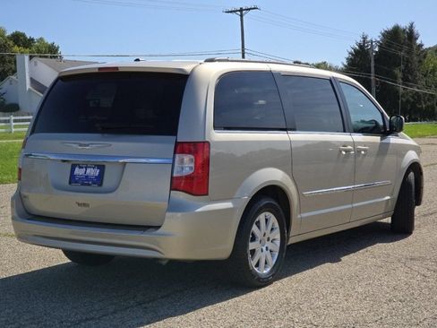 Used 2016 Chrysler Town & Country Touring FWD image 19