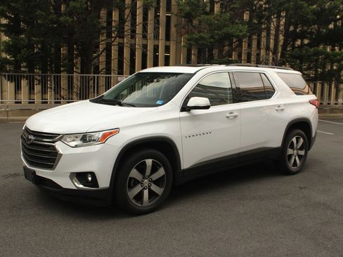 Used 2019 Chevrolet Traverse LT w/ LT Premium Package AWD/4WD image 12