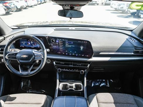 Used 2025 Chevrolet Traverse LT w/ Driver Confidence Package FWD image 12