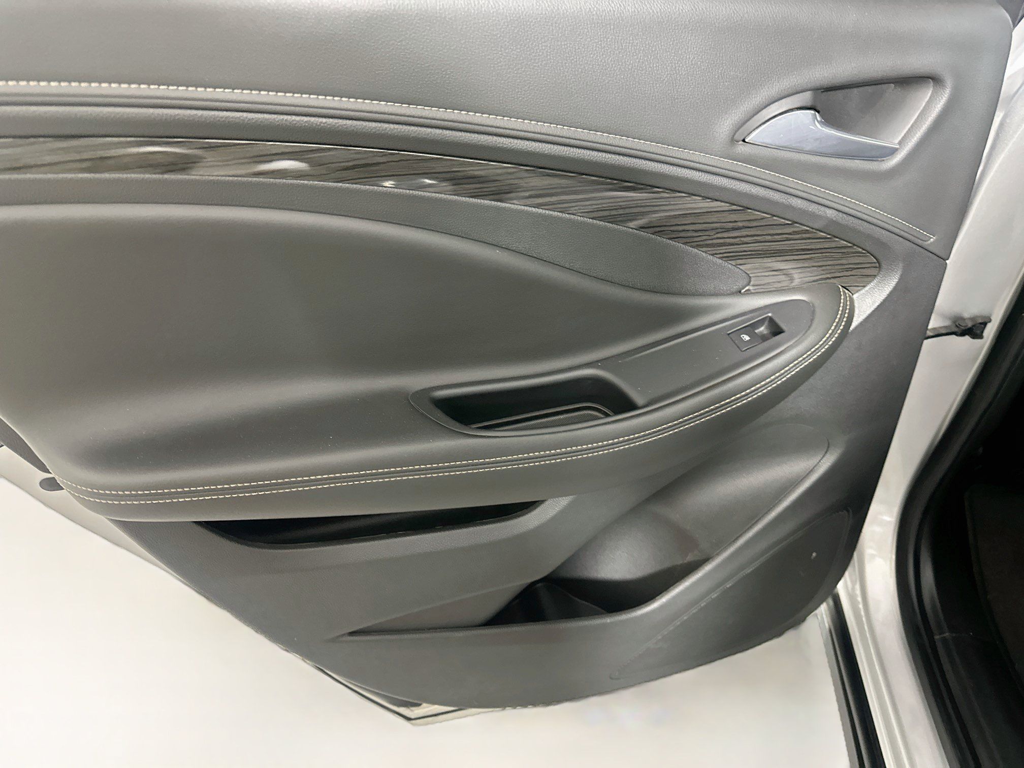 Used 2017 Buick Envision Essence FWD image 24