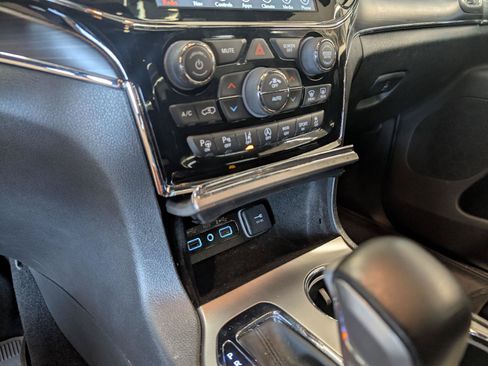 Used 2019 Jeep Grand Cherokee Limited w/ Luxury Group II AWD/4WD image 28